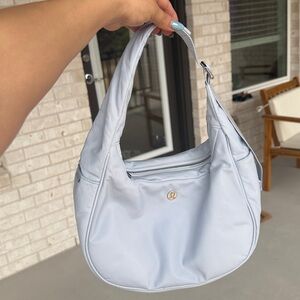 Lululemon City Essentials Shoulder Bag 4L starch blue.